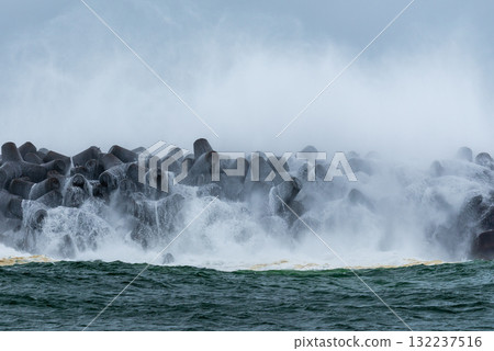 颱風逼近、巨浪、屋久島、阿爾卑斯山近海（秋季） 132237516