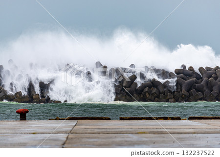 颱風逼近、巨浪、屋久島、阿爾卑斯山近海（秋季） 132237522
