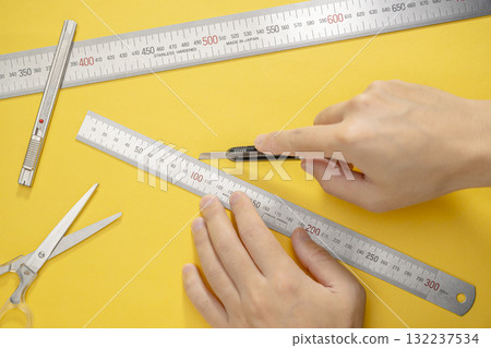 切刀、手、尺、切紙 132237534