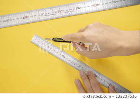 切刀、手、尺、切紙 132237536