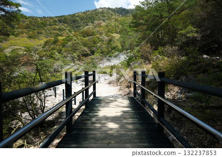 八幡地獄入口處升起的蒸汽 八幡地獄入口處升起的蒸汽 132237853