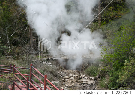 Steam from Yawata Jigoku spewing out of the hole 132237861