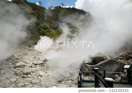 大自然中噴發蒸氣的栗之岳八幡大地獄 132238101