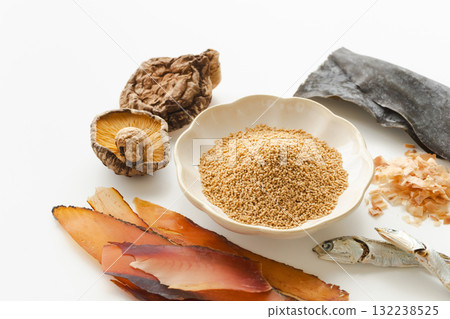 Japanese-style granulated dashi stock: Dashi stock and ingredients Japanese-style granulated dashi stock: Dashi stock and ingredients 132238525