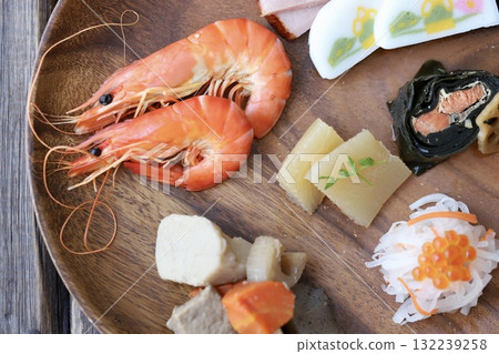 用金合歡木盤子盛裝的單人份新年菜餚 132239258