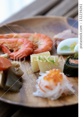 用金合歡木盤子盛裝的單人份新年菜餚 132239261