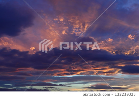 紅色和藍紫色的日落 132239323