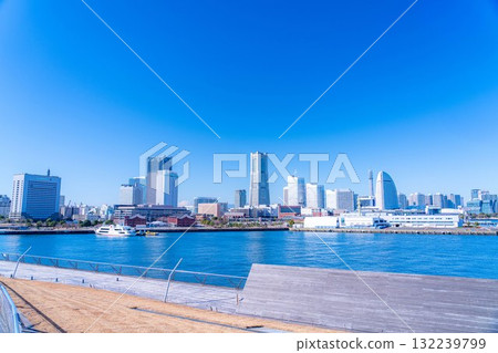 [Cityscape] View of Minato Mirai from Osanbashi Pier in Yokohama on a clear winter day [Kanagawa Prefecture] 132239799