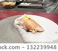 用金眼鯛做成的美味壽司，上面放著菊花 132239948