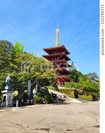 高幡不動寺的五重塔和寺院內的銅像 132240155