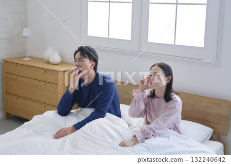 夫妻倆躺在床上，睡眠不足 132240642