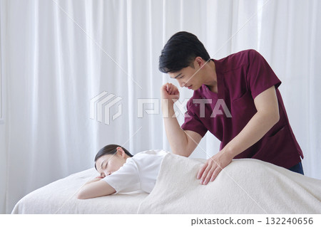 Female masseuse giving back massage 132240656