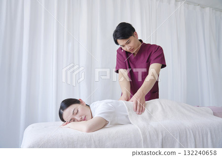 女按摩師進行背部按摩 132240658