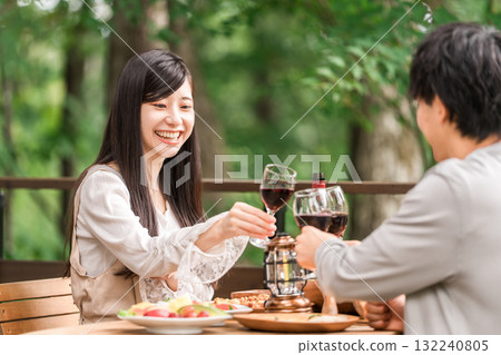 年輕的亞洲夫婦在別墅/小屋舉辦家庭聚會/豪華露營 132240805