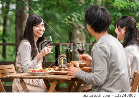 年輕的亞洲男女、朋友、同事和同事在木甲板上燒烤、家庭聚會和豪華露營 年輕的亞洲男女、朋友、同事和同事在木甲板上燒烤、家庭聚會和豪華露營 132240808