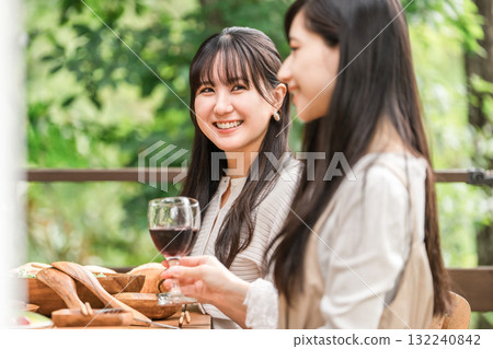 年輕女性和朋友在露臺上吃飯、燒烤、舉辦家庭聚會和豪華露營 132240842