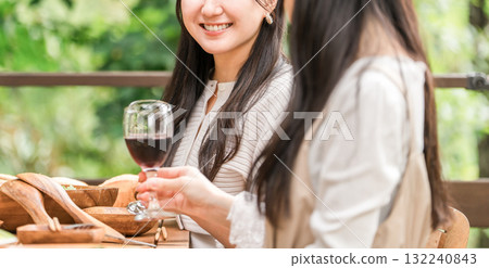 年輕女性和朋友在露臺上吃飯、燒烤、舉辦家庭聚會和豪華露營 132240843