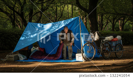 一名無家可歸的男子住在公園角落的藍色防水布屋裡 132241054