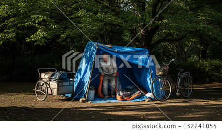 一名無家可歸的男子住在公園角落的藍色防水布屋裡 132241055