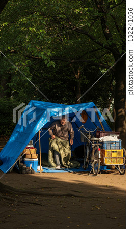 一名無家可歸的男子住在公園角落的藍色防水布屋裡 132241056