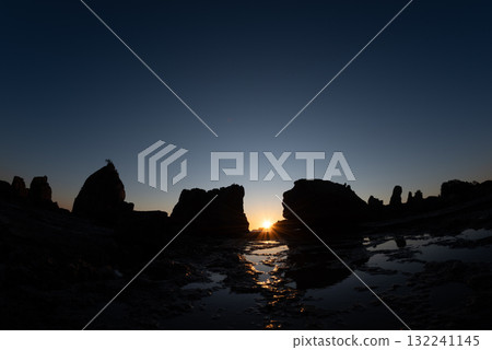 Dawn at Hashigui Rocks, Wakayama Prefecture Dawn at Hashigui Rocks, Wakayama Prefecture 132241145
