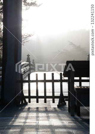 三重縣伊勢市伊勢神宮。宇治橋和鳥居在朝陽的照耀下熠熠生輝。 132241150