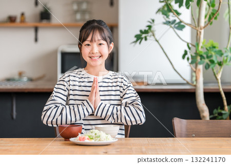 在餐桌上吃飯的小學和國中女生 132241170