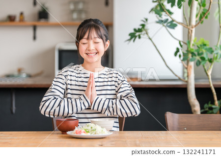 在餐桌上吃飯的小學和國中女生 132241171