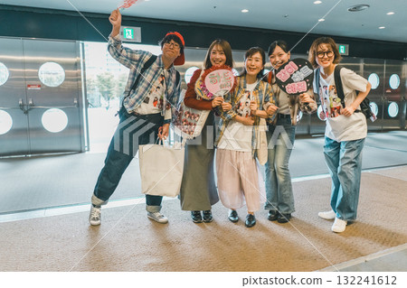 men and women of all ages, idol, cheering 132241612