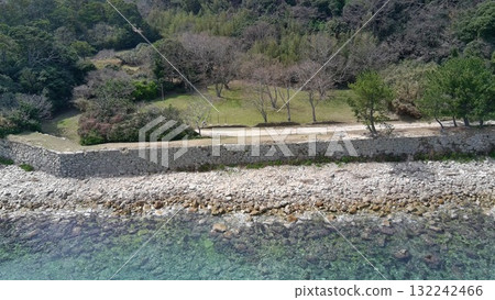 從山口縣長門國萩城上空俯瞰石牆和圍牆 從山口縣長門國萩城上空俯瞰石牆和圍牆 132242466