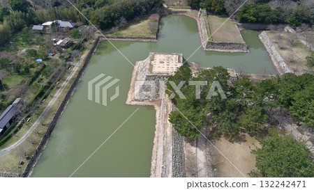 從山口縣長門國萩城上空俯瞰石牆和圍牆 132242471