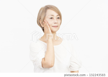 頭髮灰白、淺色的老年婦女 132243583