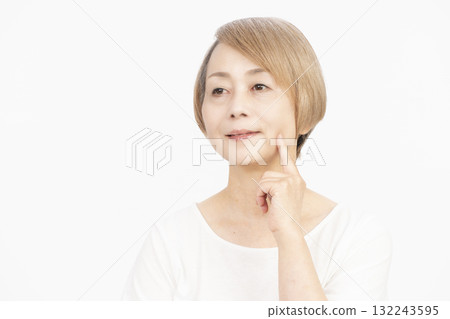 頭髮灰白、淺色的老年婦女 頭髮灰白、淺色的老年婦女 132243595