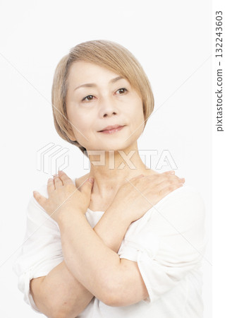 Senior woman with gray hair and light-colored hair Senior woman with gray hair and light-colored hair 132243603