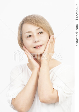 頭髮灰白、淺色的老年婦女 頭髮灰白、淺色的老年婦女 132243606