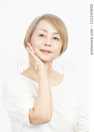 頭髮灰白、淺色的老年婦女 頭髮灰白、淺色的老年婦女 132243608