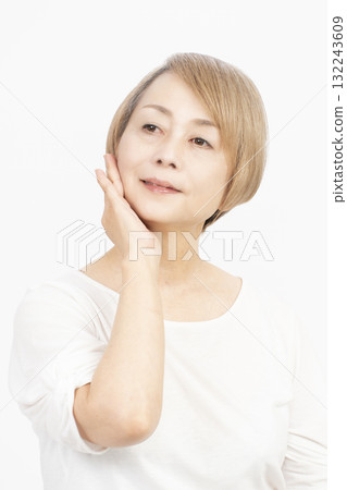頭髮灰白、淺色的老年婦女 頭髮灰白、淺色的老年婦女 132243609