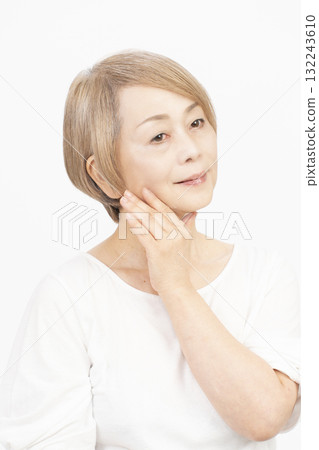 頭髮灰白、淺色的老年婦女 132243610