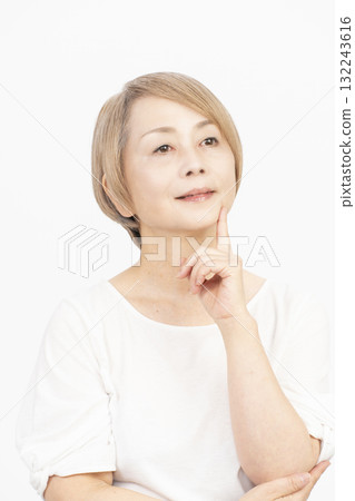 頭髮灰白、淺色的老年婦女 頭髮灰白、淺色的老年婦女 132243616