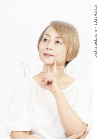 頭髮灰白、淺色的老年婦女 132243618