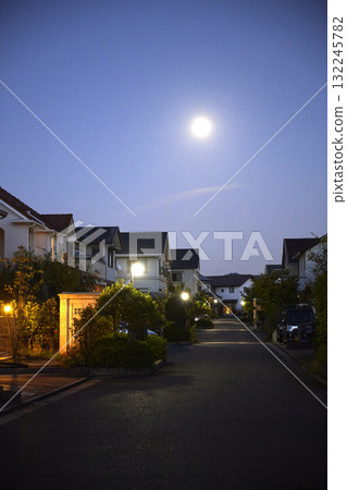 夜晚安靜的住宅區 132245782