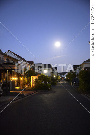 夜晚安靜的住宅區 132245783