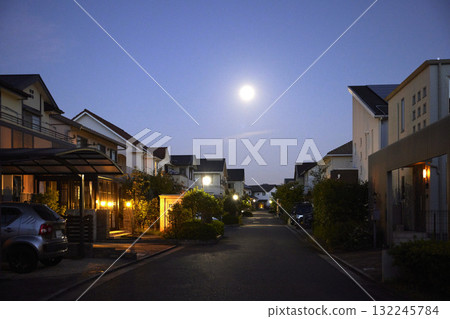 夜晚安靜的住宅區 132245784