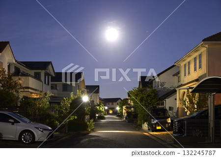 夜晚安靜的住宅區 132245787