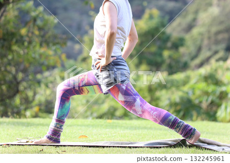 做瑜伽的女人 132245961