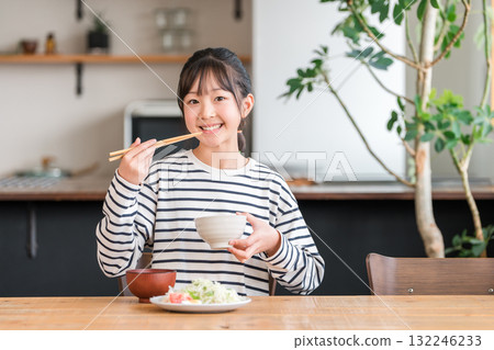在餐桌上吃飯的小學和初中女生(午餐,早餐,米飯,吃飯) 在餐桌上吃飯的小學和初中女生(午餐,早餐,米飯,吃飯) 132246233