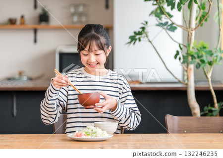 在餐桌上吃飯的小學和初中女生(午餐,早餐,米飯,吃飯) 在餐桌上吃飯的小學和初中女生(午餐,早餐,米飯,吃飯) 132246235