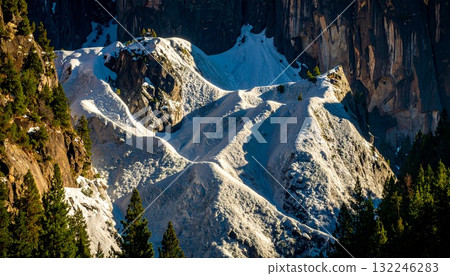 白雪覆蓋的山腰 132246283