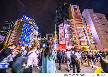 日本東京城市景觀：下班後穿越萬世橋十字路口的商人......= 10月10日，秋葉原 132246464