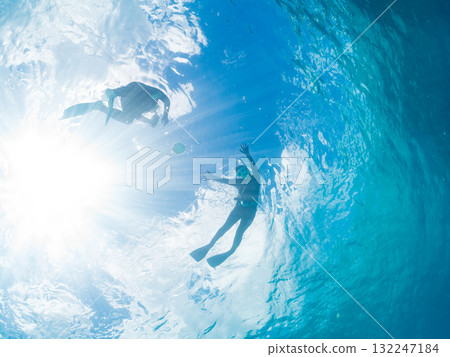 A half-surface shot of an inflating porcupine fish. Beautiful coral reefs and schools of tropical fish. Zamami Island and Amuro Island, Kerama Islands, Shimajiri District 132247184